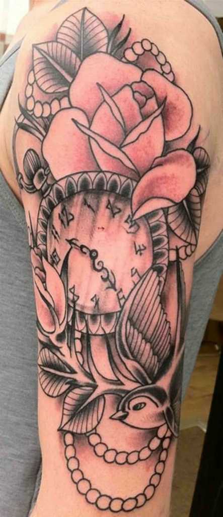 Tatuagem no ombro da menina - relógio de bolso, a rosa e a andorinha
