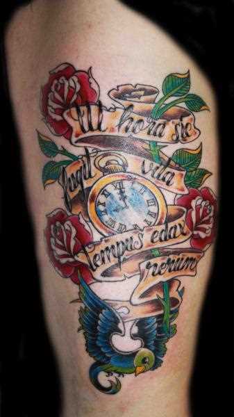 Tatuagem no ombro da menina - relógio de bolso, rosas e legenda em inglês