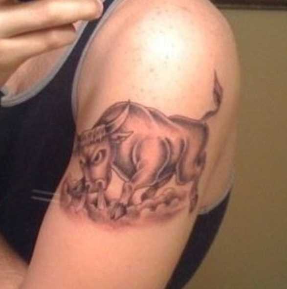 Tatuagem no ombro da menina - touro