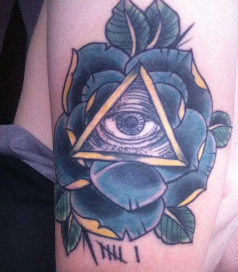Tatuagem no ombro da menina - triângulo com o olho em rosa