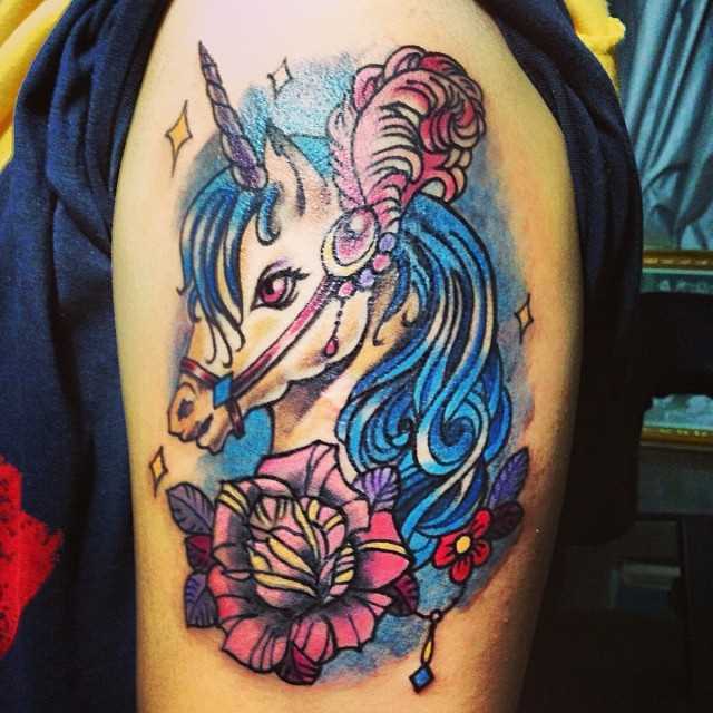 Tatuagem no ombro da menina - um unicórnio e rosa