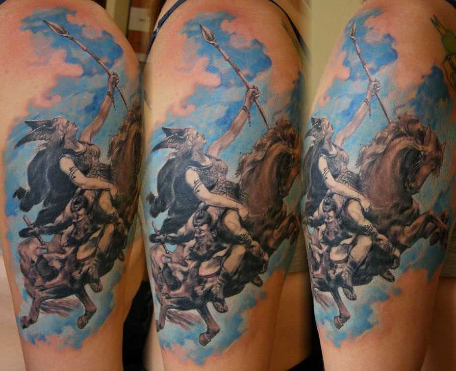Tatuagem no ombro da menina - Valkyrie sobre o cavalo
