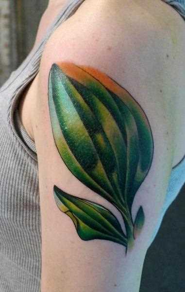Tatuagem no ombro da menina - verde folha