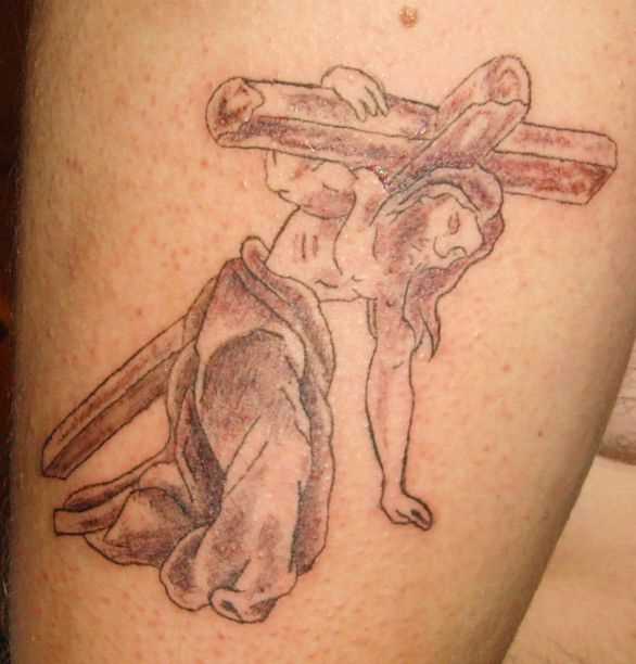 Tatuagem no ombro de um cara - a cruz e Jesus