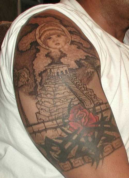 Tatuagem no ombro de um cara - a pirâmide e rosa