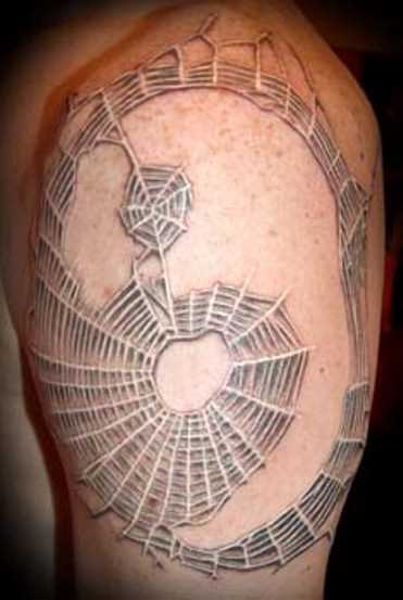 Tatuagem no ombro de um cara - a web como um símbolo do Yin-Yang