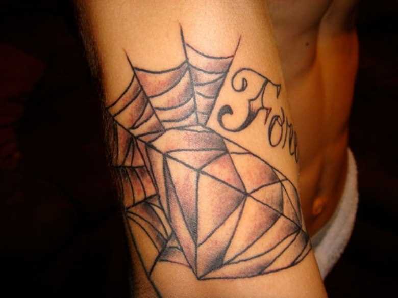 Tatuagem no ombro de um cara - a web e diamante