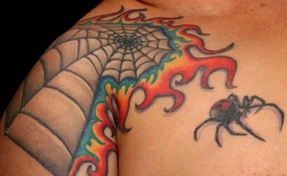 Tatuagem no ombro de um cara - a web e o fogo