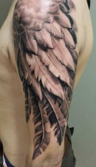 Tatuagem no ombro de um cara - asas