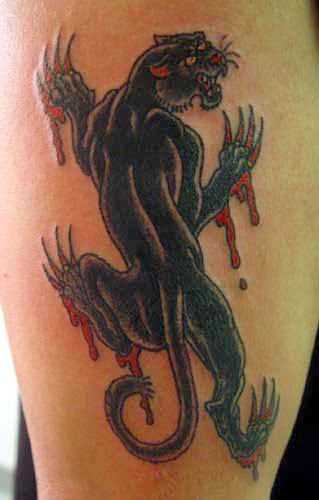 Tatuagem no ombro de um cara com a imagem de panteras
