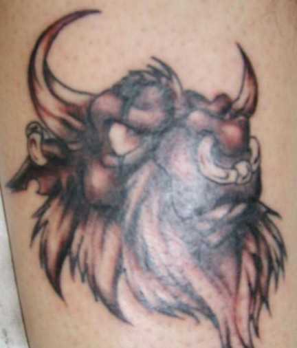 Tatuagem no ombro de um cara com a imagem de um mal touro