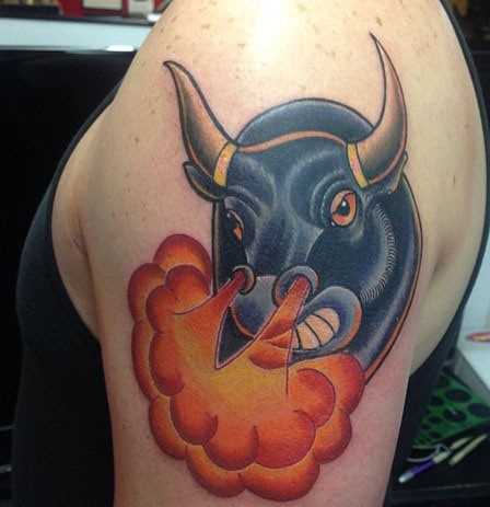 Tatuagem no ombro de um cara com a imagem de um touro e do fogo das narinas