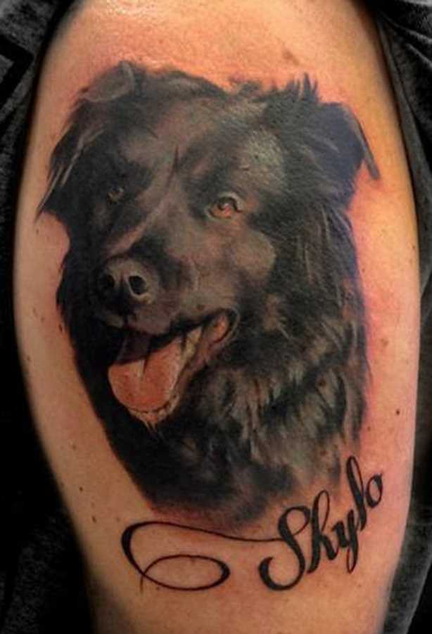 Tatuagem no ombro de um cara como o cão e inscrições