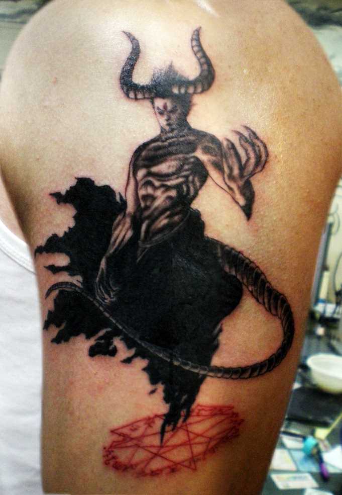 Tatuagem no ombro de um cara como o diabo