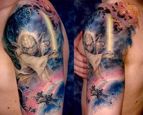 Tatuagem no ombro de um cara como o espaço e o alienígena