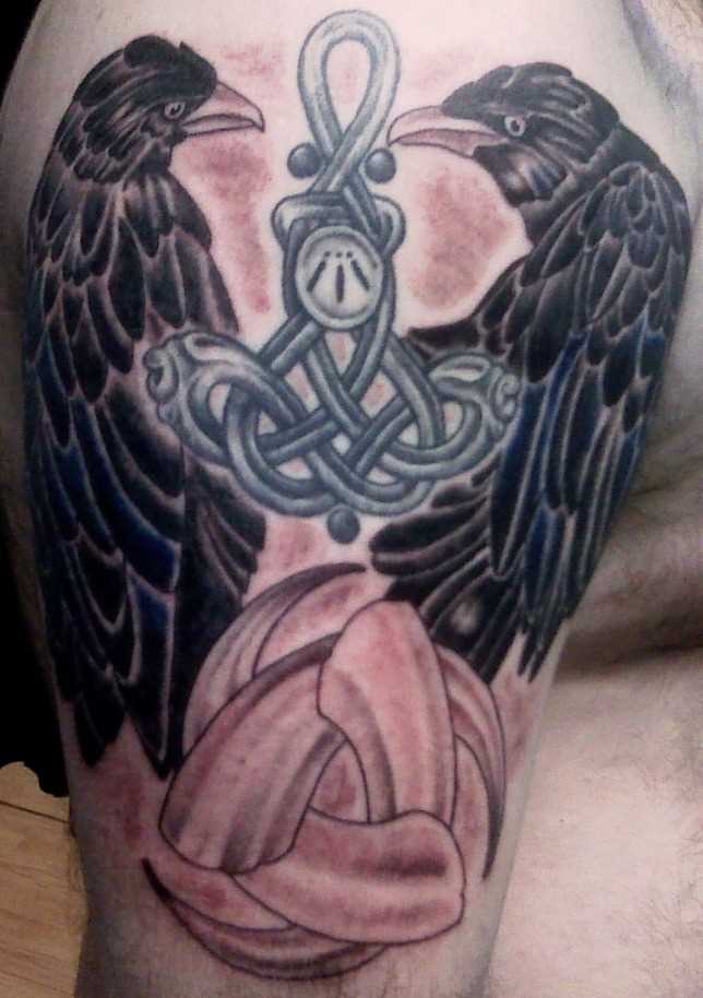 Tatuagem no ombro de um cara como o martelo e dois corvos