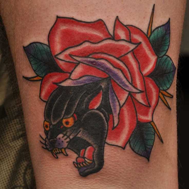 Tatuagem no ombro de um cara como panteras e rosas