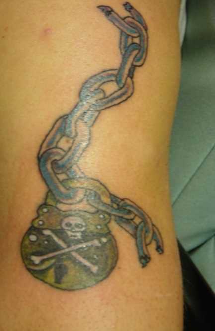 Tatuagem no ombro de um cara - corrente com cadeado