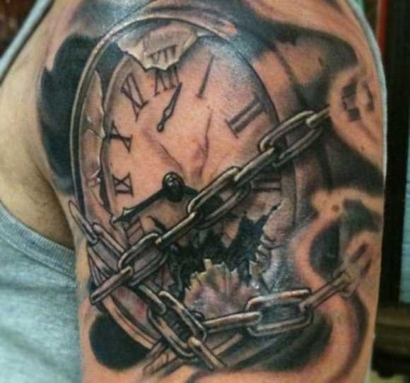 Tatuagem no ombro de um cara - corrente e relógio