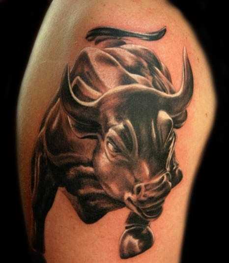 Tatuagem no ombro de um cara - de- boi