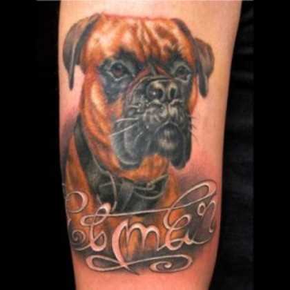 Tatuagem no ombro de um cara - de- cão e inscrição