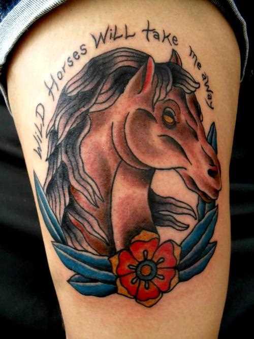 Tatuagem no ombro de um cara - de- cavalo e inscrição