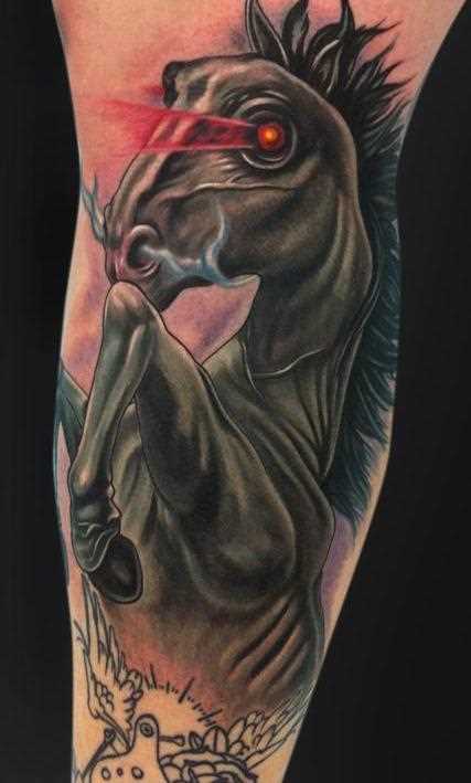 Tatuagem no ombro de um cara - de- cavalo preto