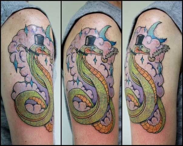 Tatuagem no ombro de um cara - de cobras cavalheiro