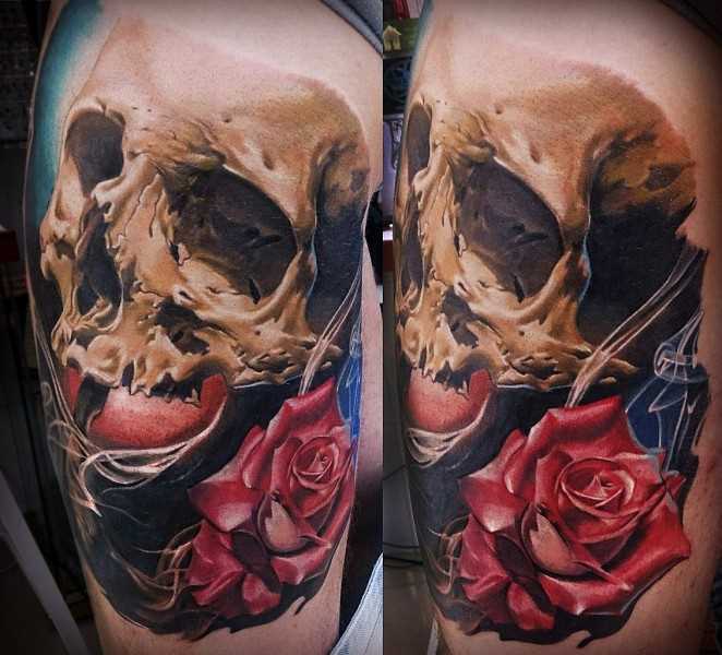 Tatuagem no ombro de um cara de crânio e rosa