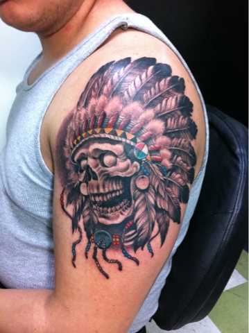 Tatuagem no ombro de um cara de crânio indiano