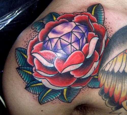 Tatuagem no ombro de um cara - de diamante e rosa