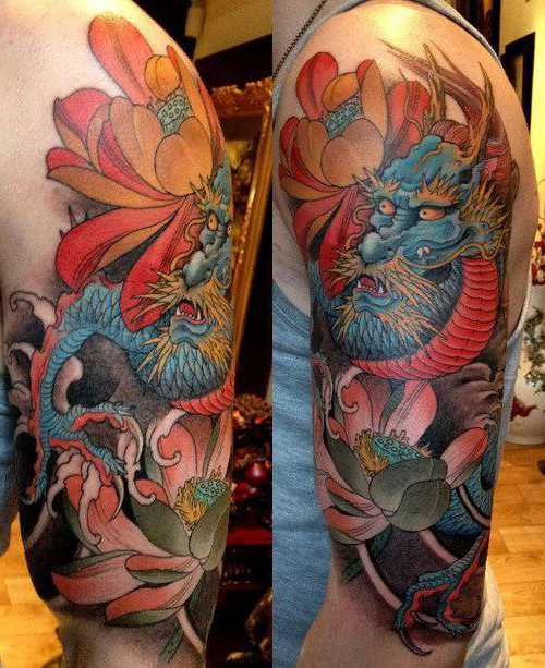 Tatuagem no ombro de um cara de dragão, e lótus