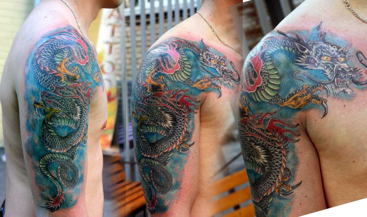 Tatuagem no ombro de um cara - de- dragão