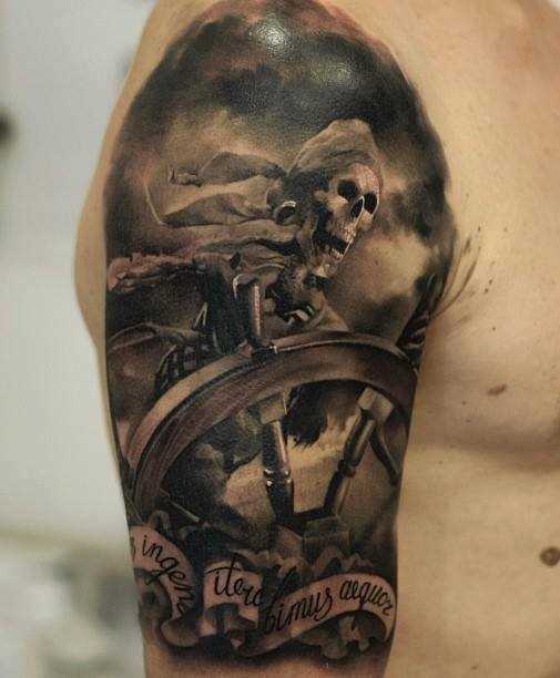 Tatuagem no ombro de um cara - de esqueleto para o volante