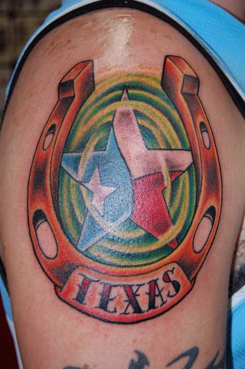 Tatuagem no ombro de um cara - de- ferradura, a estrela e a inscrição