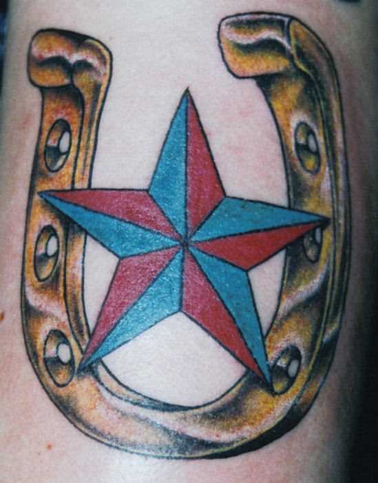 Tatuagem no ombro de um cara - de- ferradura e a estrela