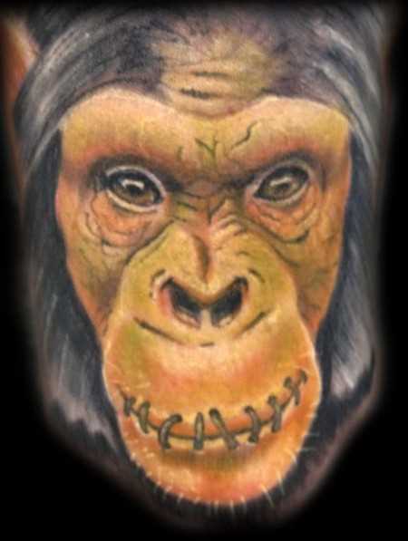 Tatuagem no ombro de um cara de macaco