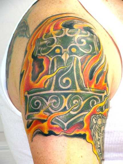 Tatuagem no ombro de um cara - de-martelo e o fogo
