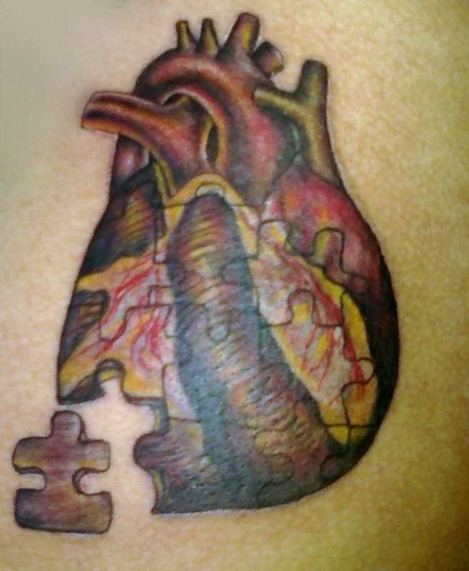 Tatuagem no ombro de um cara - de quebra-cabeça em forma de coração