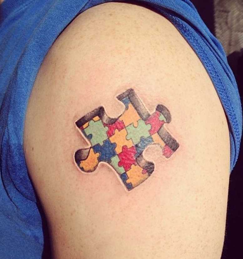 Tatuagem no ombro de um cara de quebra - cabeça na forma de pequenos quebra-cabeças