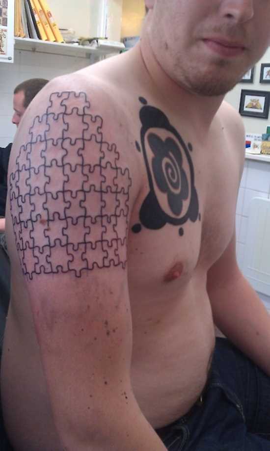 Tatuagem no ombro de um cara de quebra - cabeças
