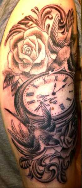 Tatuagem no ombro de um cara - de relógios de bolso, as rosas e as andorinhas