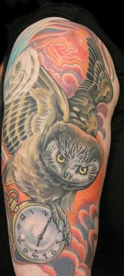 Tatuagem no ombro de um cara - de relógios de bolso e coruja