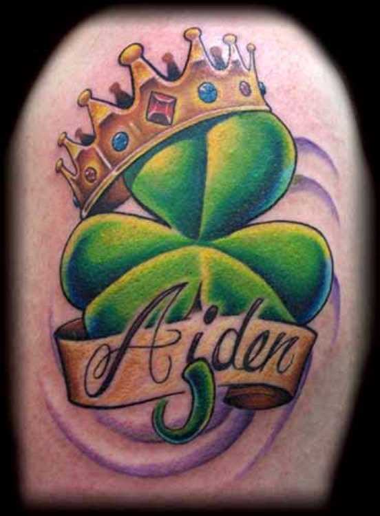 Tatuagem no ombro de um cara - de trevo, a coroa e a inscrição