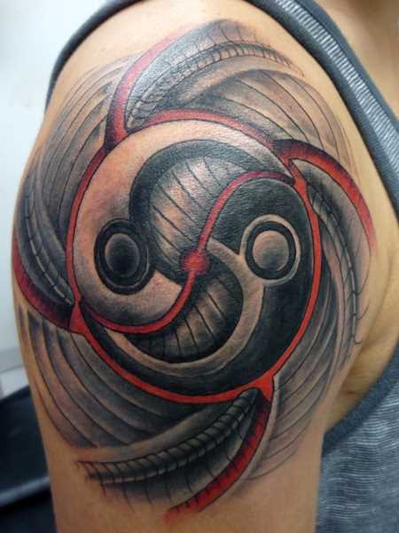 Tatuagem no ombro de um cara - de Yin-Yang