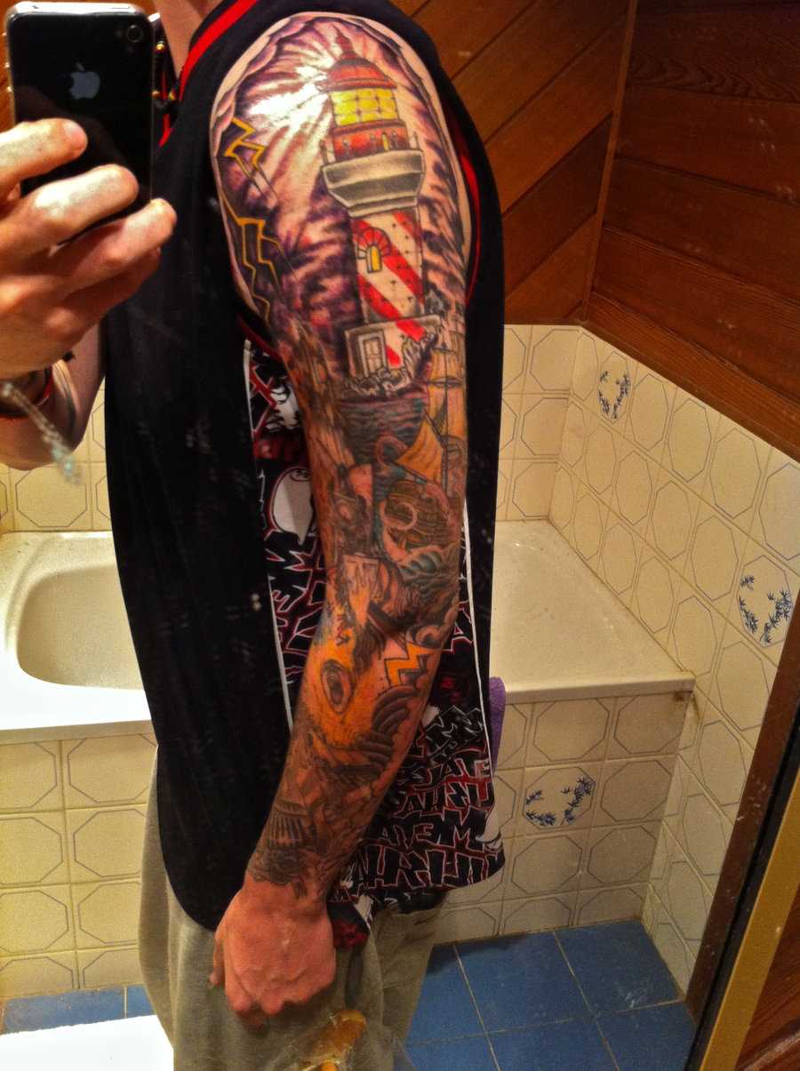 Tatuagem no ombro de um cara em forma de farol