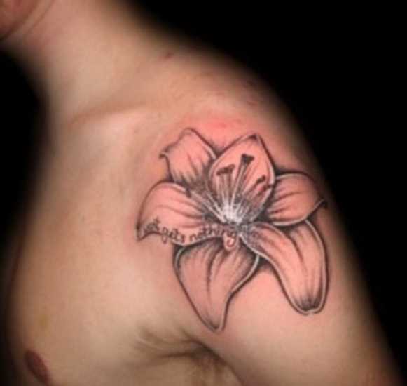 Tatuagem no ombro de um cara em forma de lírio