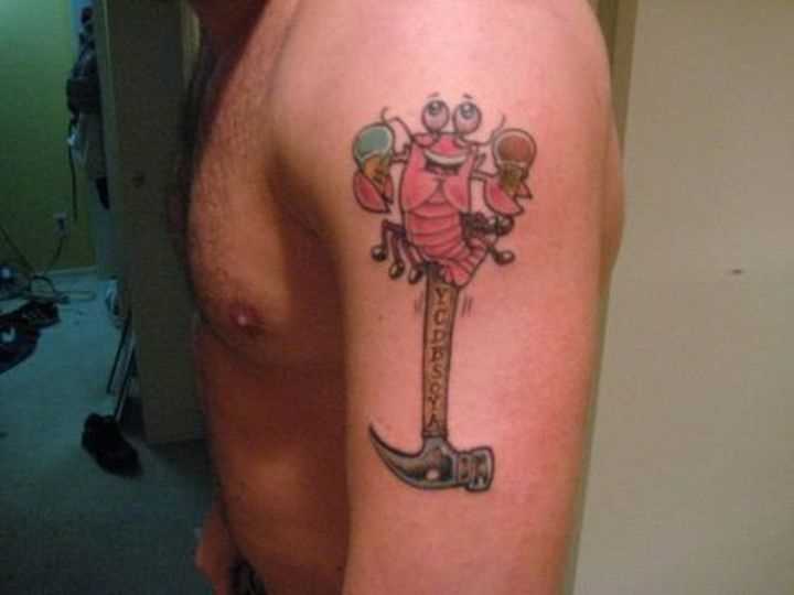 Tatuagem no ombro de um cara em forma de martelo e o câncer