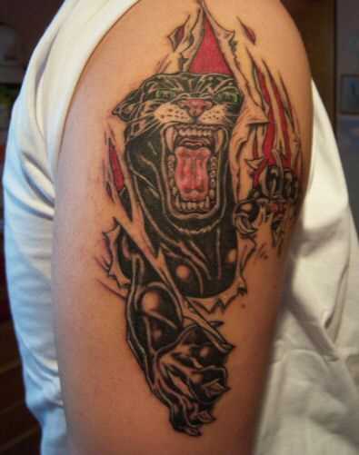 Tatuagem no ombro de um cara em forma de pantera da pele