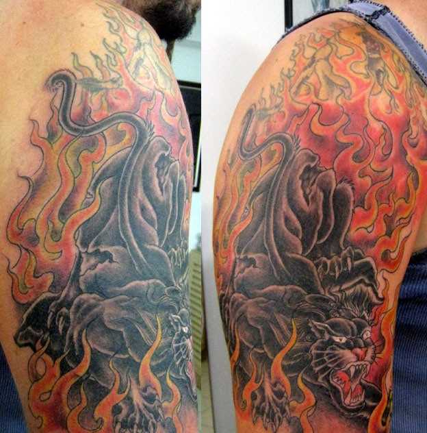 Tatuagem no ombro de um cara em forma de pantera e fogo